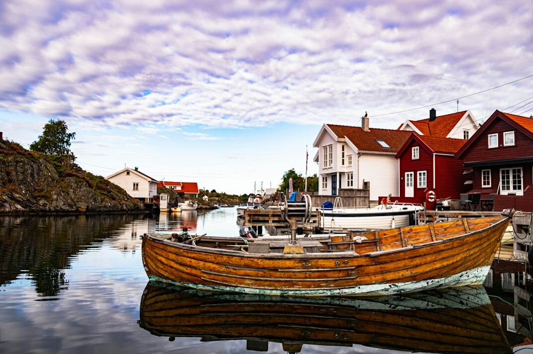 Dokumentarfotograf fotograferer i en dansk fiskerihavn