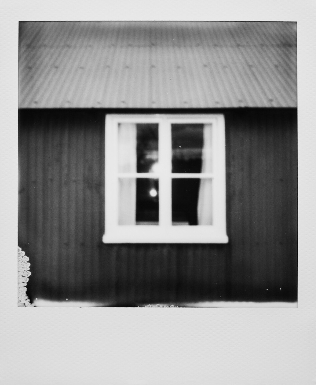 Fotograf gennemgår kontaktark og billeder på et bord